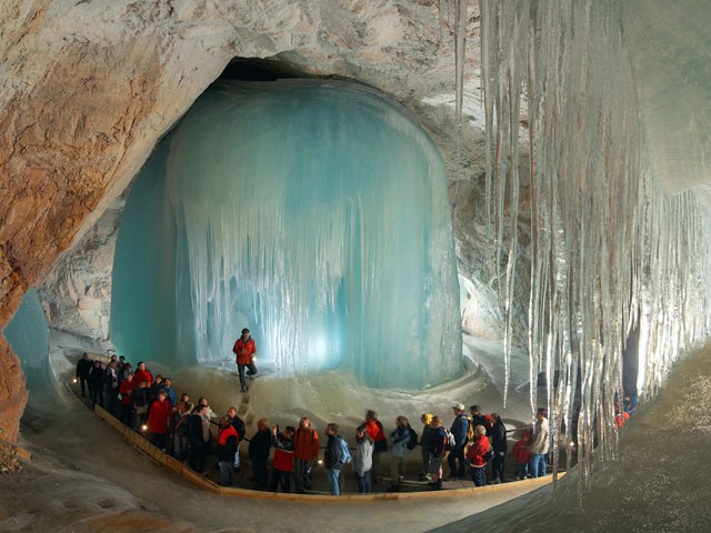 9. Eisriesenwelt theo tiếng Đức nghĩa là nghĩa là "Thế giới của những người khổng lồ đá", là một hang động đá vôi tự nhiên nằm ở Werfen, Áo. Đây là hang động băng lớn nhất thế giới kéo dài hơn 42km.